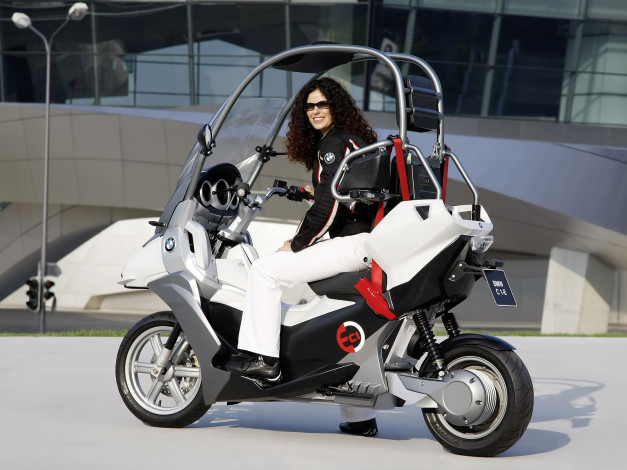 Обои картинки фото мотоциклы, мото, девушкой