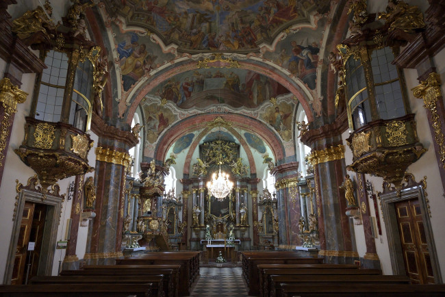 Обои картинки фото церковь, рождества, прага, интерьер, убранство, роспись, храма, фрески, люстра