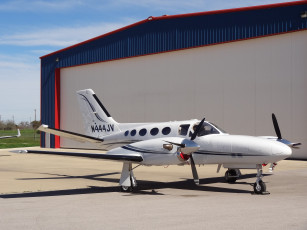 Картинка cessna conquest авиация пассажирские самолёты пассажирский легкий ангар самолет