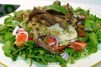 Картинка еда вторые блюда икра салат помидоры мясо лук лапша