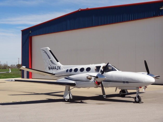 Обои картинки фото cessna, conquest, авиация, пассажирские, самолёты, пассажирский, легкий, ангар, самолет