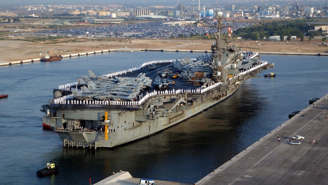 Обои картинки фото uss, john, kennedy, cv, 67, корабли, авианосцы, вертолётоносцы, база, причал, авманосец, самолеты, экипаж