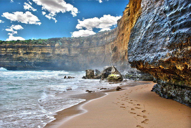 Обои картинки фото природа, побережье, море, берег, утес, песок, следы