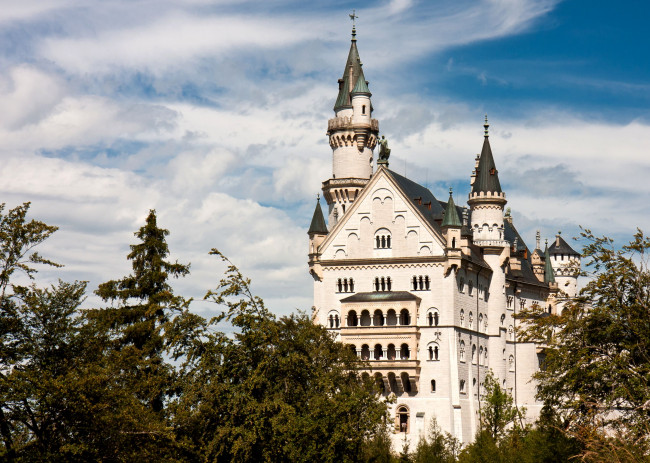 Обои картинки фото города, замок, нойшванштайн, германия, башни, окна, деревья