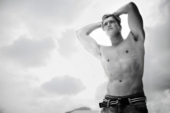 Картинка мужчины unsort торс чёрно-белое