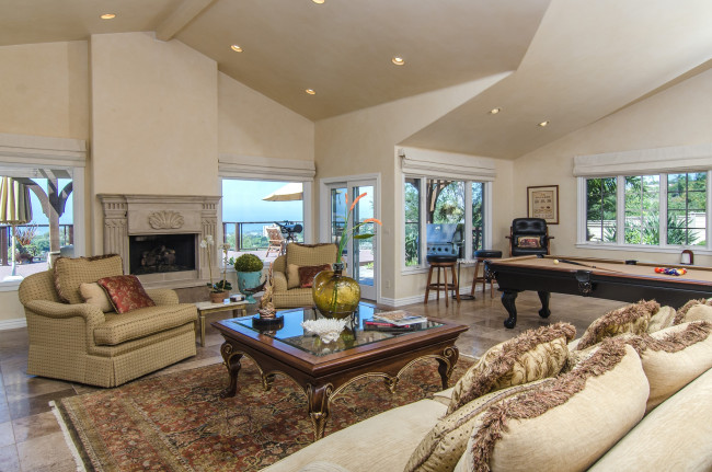 Обои картинки фото интерьер, гостиная, камин, бильярдный, стол, диван, кресло