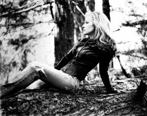 Картинка музыка anastacia куртка профиль бревно черно-белая певица анастейша джинсы деревья