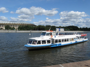 Картинка корабли катера небо облака здание стадион река катер трамвайчик москва