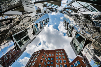 Картинка города -+здания +дома здания зеркальные небо облака