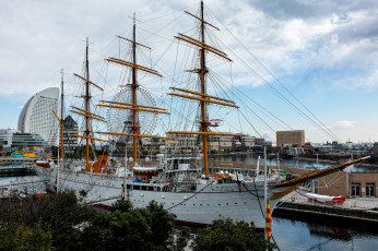 Картинка корабли парусники причал река мачты