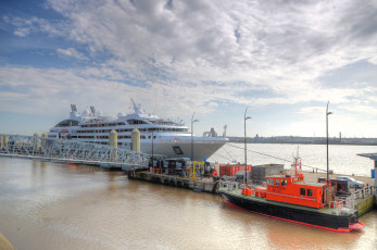 Картинка le+soleal+in+liverpool корабли лайнеры лайнер океанский круиз причал