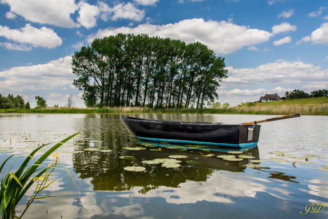 Обои картинки фото корабли, лодки,  шлюпки, озеро, небо, облака, отражение, деревья