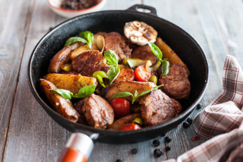 Картинка еда мясные+блюда зелень жареное кусочки мясо