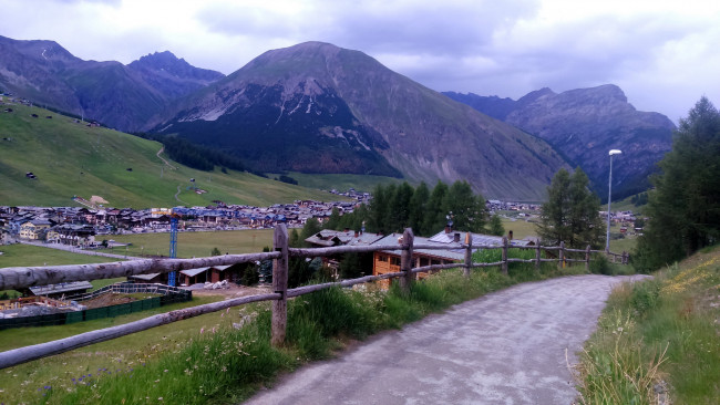 Обои картинки фото города, - панорамы, горы, дома, дорога