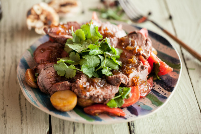 Обои картинки фото еда, мясные блюда, жареное, кусочки, мясо, зелень