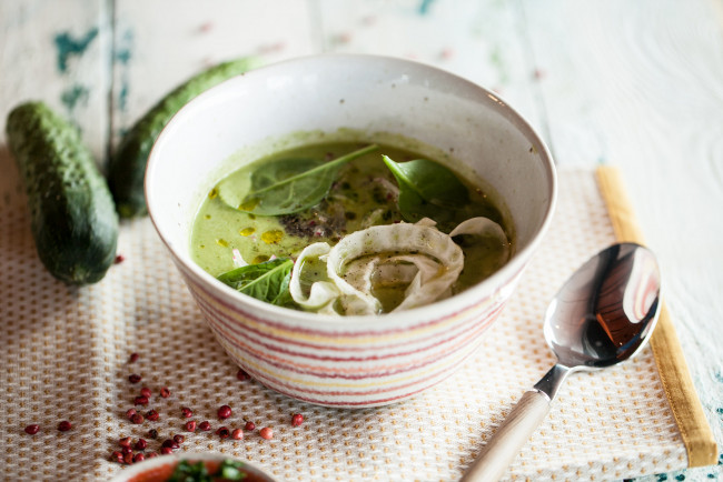 Обои картинки фото еда, первые блюда, огурец, зелень, суп, первое, блюдо