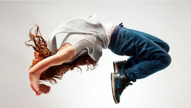 Обои картинки фото девушки, -unsort , рыжеволосые и другие, кроссовки, джинсы, футболка, рыжая, сальто