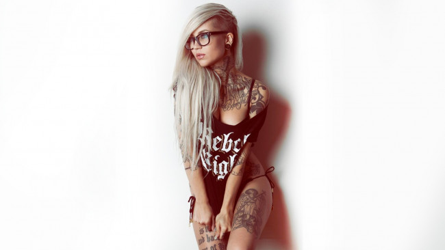 Обои картинки фото sara fabel, девушки, блондинка, очки, sara, fabel, футболка, тату