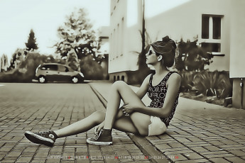 Картинка календари компьютерный+дизайн calendar женщина дом девушка здание машина улица очки кеды 2019