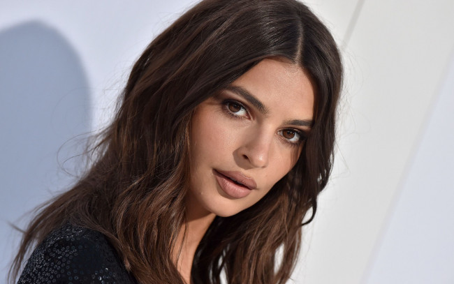 Обои картинки фото девушки, emily ratajkowski, взгляд