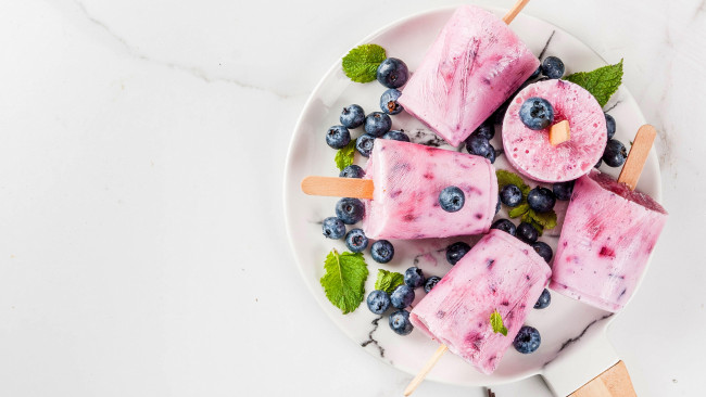 Обои картинки фото еда, мороженое,  десерты, мята, черника