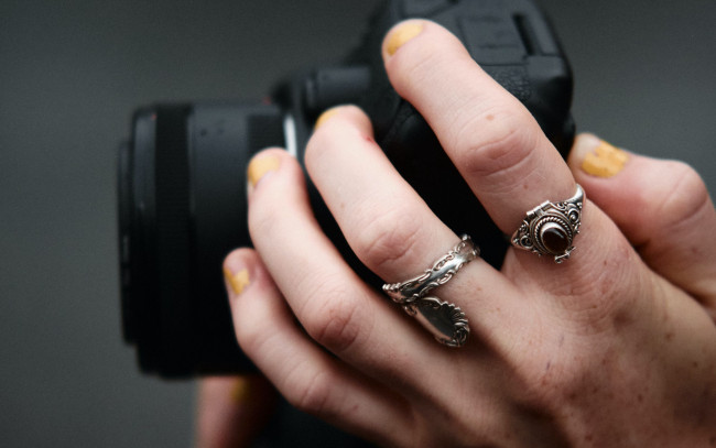 Обои картинки фото разное, руки,  ноги, камера, рука, кольца