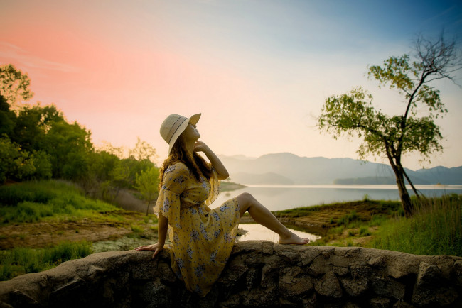 Обои картинки фото девушки, - рыжеволосые и разноцветные, озеро, девушка, вода