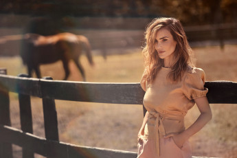 Картинка девушки -+брюнетки +шатенки платье