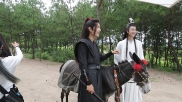 Картинка разное знаменитости ван ибо сяо чжань костюмы люди съемки ослик