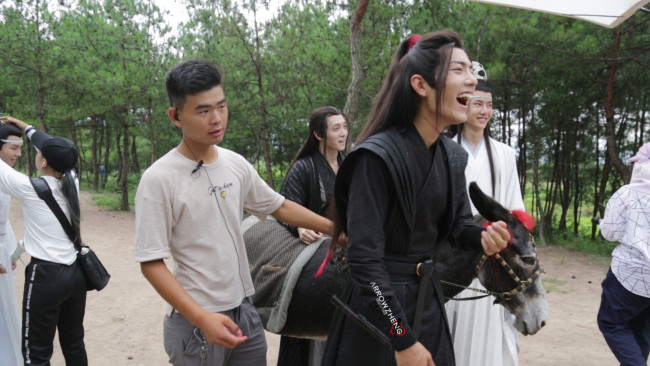 Обои картинки фото разное, знаменитости, ван, ибо, сяо, чжань, костюмы, люди, съемки, ослик