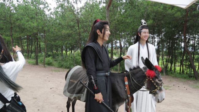 Обои картинки фото разное, знаменитости, ван, ибо, сяо, чжань, костюмы, люди, съемки, ослик