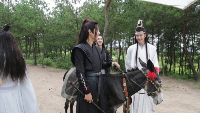 Обои картинки фото разное, знаменитости, ван, ибо, сяо, чжань, костюмы, люди, съемки, ослик