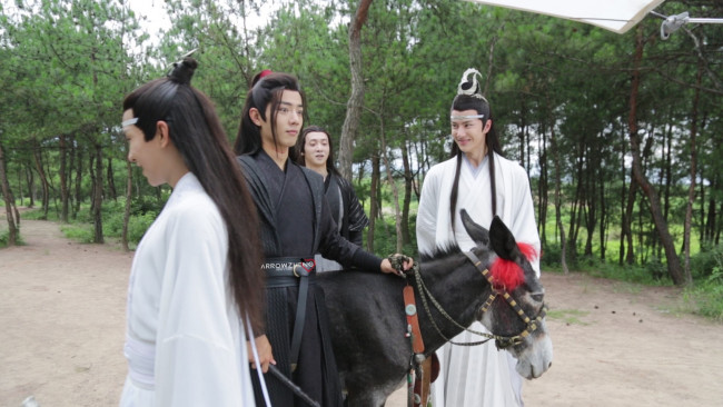 Обои картинки фото разное, знаменитости, ван, ибо, сяо, чжань, костюмы, люди, съемки, ослик