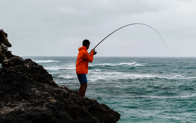 Обои картинки фото разное, рыбалка,  рыбаки,  улов,  снасти, море, скала, рыбак, удочка