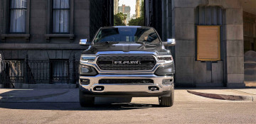 Картинка автомобили ram серебристый дома арка