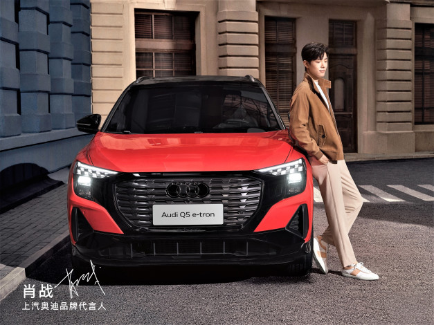 Обои картинки фото мужчины, xiao zhan, актер, певец, ауди, красная, куртка, улица, здания