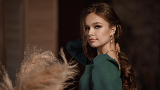 Обои картинки фото девушки, - брюнетки,  шатенки, брюнетка, зеленое, платье, длинные, волосы