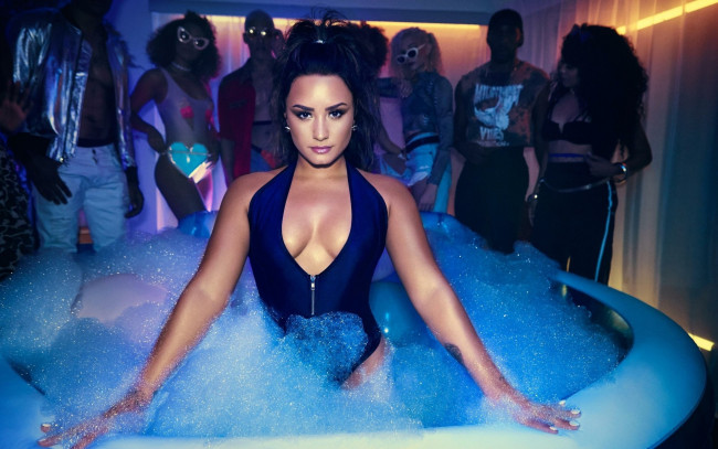 Обои картинки фото девушки, demi lovato, пена, купальник, декольте