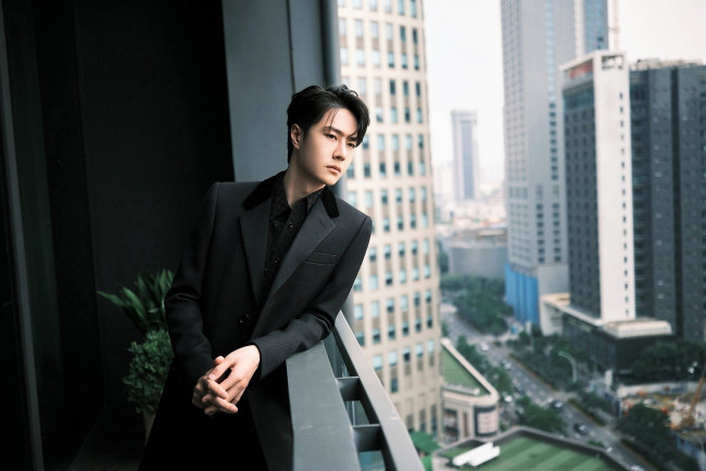 Обои картинки фото мужчины, wang yi bo, актер, пальто, балкон, город, панорама