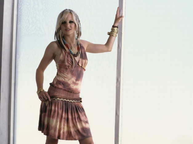 Обои картинки фото девушки, anna faris, блондинка, платье, браслеты