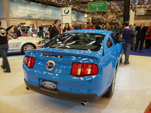 Картинка автомобили выставки уличные фото