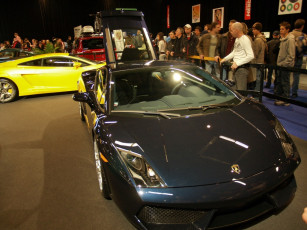 Картинка автомобили выставки уличные фото