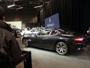 Картинка автомобили выставки уличные фото