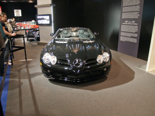 Картинка автомобили выставки уличные фото