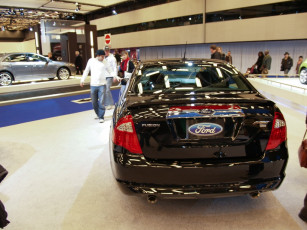 Картинка автомобили выставки уличные фото