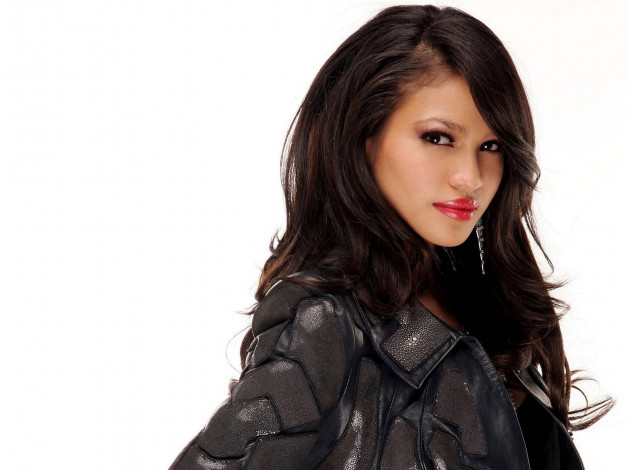 Обои картинки фото Cassandra Ventura, девушки, пышные волосы, брюнетка, красивая, певица, актриса, полупортрет, стоит боком, кожаная куртка, чувственные губы, прелестный носик, красавица, взгляд, лучистые глаза, чудесные брови
