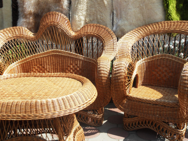 Обои картинки фото интерьер, мебель, стол, стулья, лоза