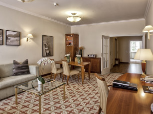 Картинка интерьер гостиная подушка стулья орхидея столик