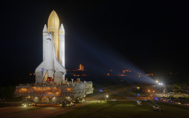 Обои картинки фото atlantis, in, spotlight, космос, космодромы, стартовые, площадки, транспортировка, шаттл, атлантис