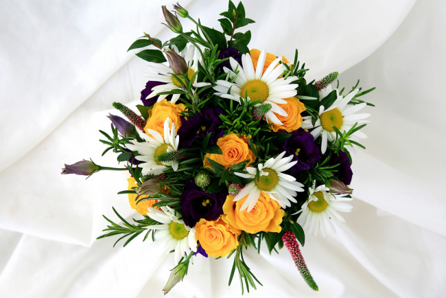 Обои картинки фото цветы, букеты, композиции, розы, ромашки, эустома